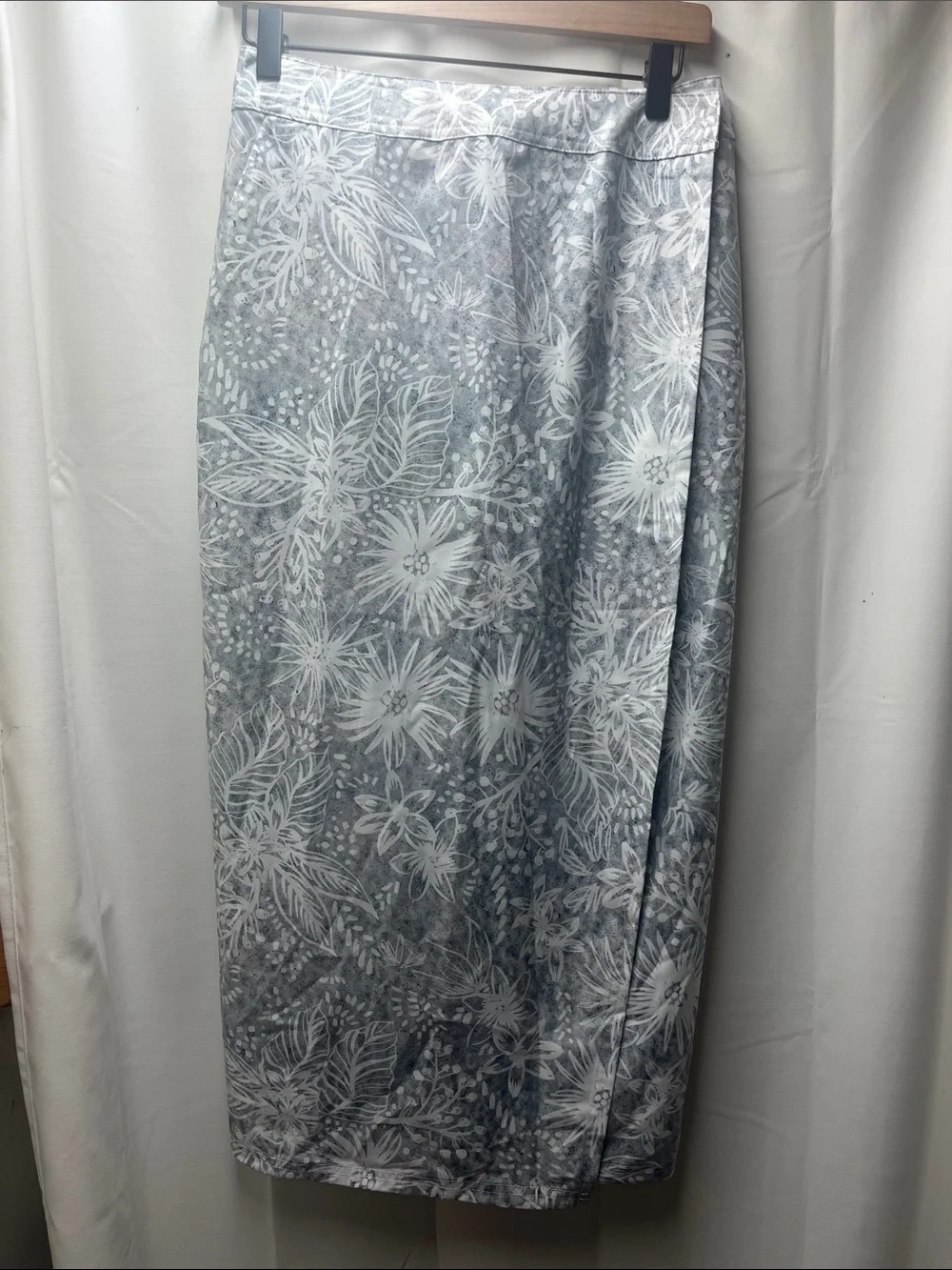Ripskirt Hawaii Light Gray White Floral Flower Vacation Wrap Maxi Skirt- XS - Picture 1 of 5